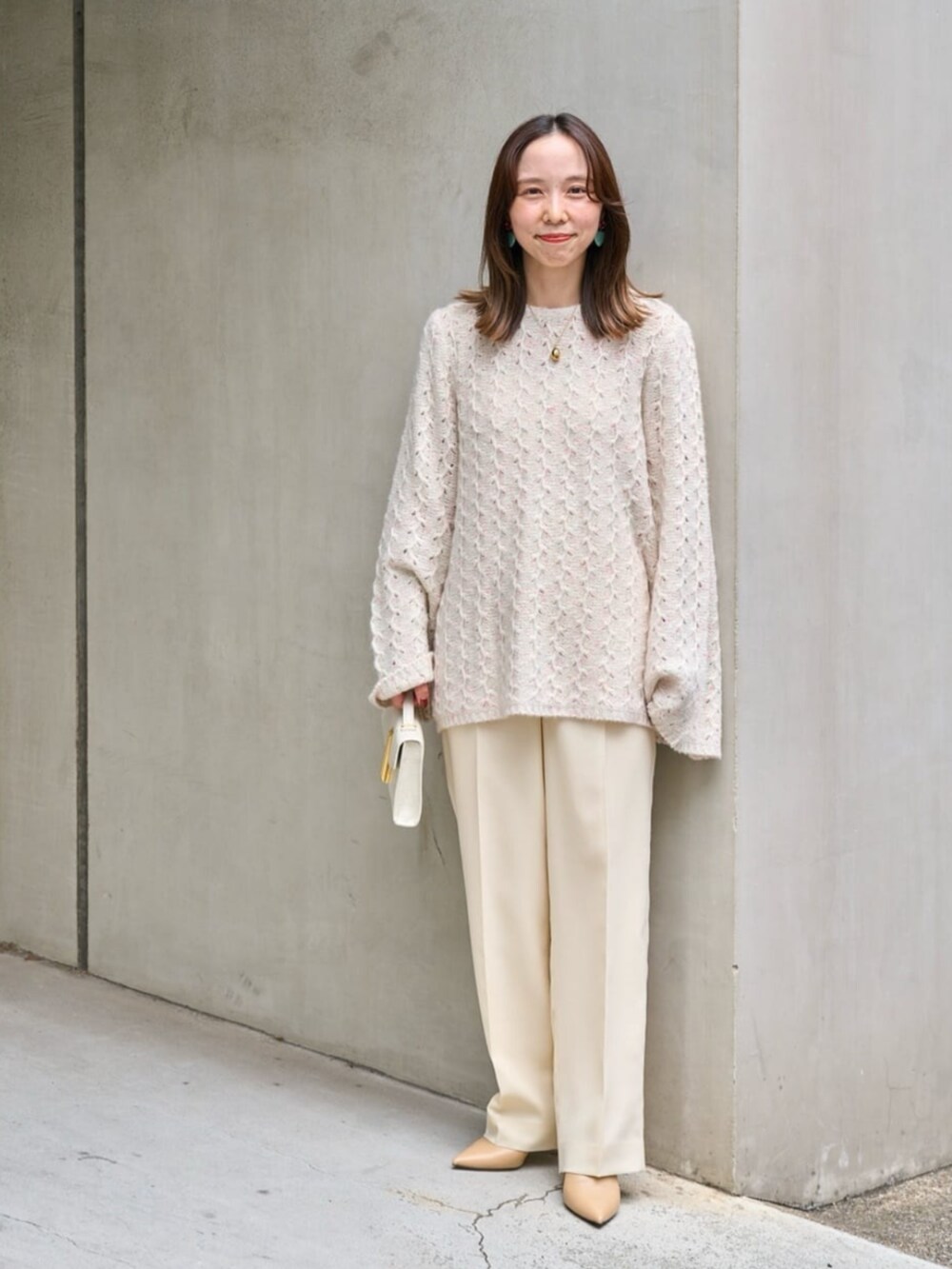 「TOMORROWLAND、トゥモローランド、ballsey、DeMEllier、pellico、カシミヤニット、ワントーンコーデ、大人カジュアル」｜「BALLSEYのライトカルゼ センタープレスストレートパンツ（その他パンツ、ベージュ系）」を使った、Fukurono_TOMORROWLANDさん（レディース・153cm）の秋コーディネートの3枚目の写真