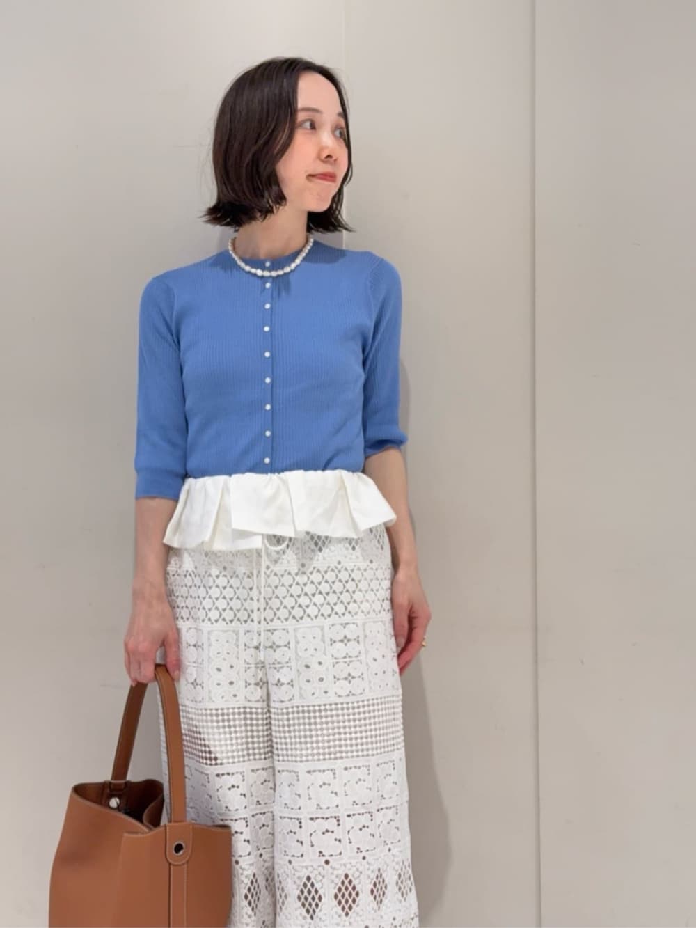 「TOMORROWLAND、トゥモローランド、ballsey、DES PRÉS、MICHINO PARIS、Alexandre Birman、レースパンツ、パッチワークパンツ、パッチワークレース、ブルー、カーディガン、大人カジュアル」｜「BALLSEYのマーセライズドコットン クルーネックカーディガン（カーディガン/ボレロ、ブルー系）」を使った、Fukurono_TOMORROWLANDさん（レディース・153cm）の春コーディネートの3枚目の写真