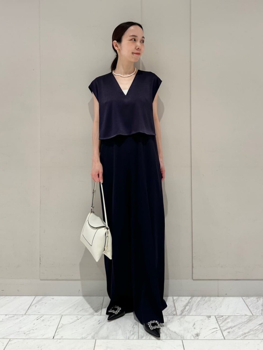 「TOMORROWLAND、トゥモローランド、DES PRÉS、ballsey、WANDLER、ノーカラージャケット、オールインワン、ネイビー、オケージョン、セレモニー、ビジューパンプス」｜「TOMORROWLAND のコットンジャージー キャミソール（キャミソール、ホワイト系）」を使った、Fukurono_TOMORROWLANDさん（レディース・153cm）の春コーディネートの3枚目の写真