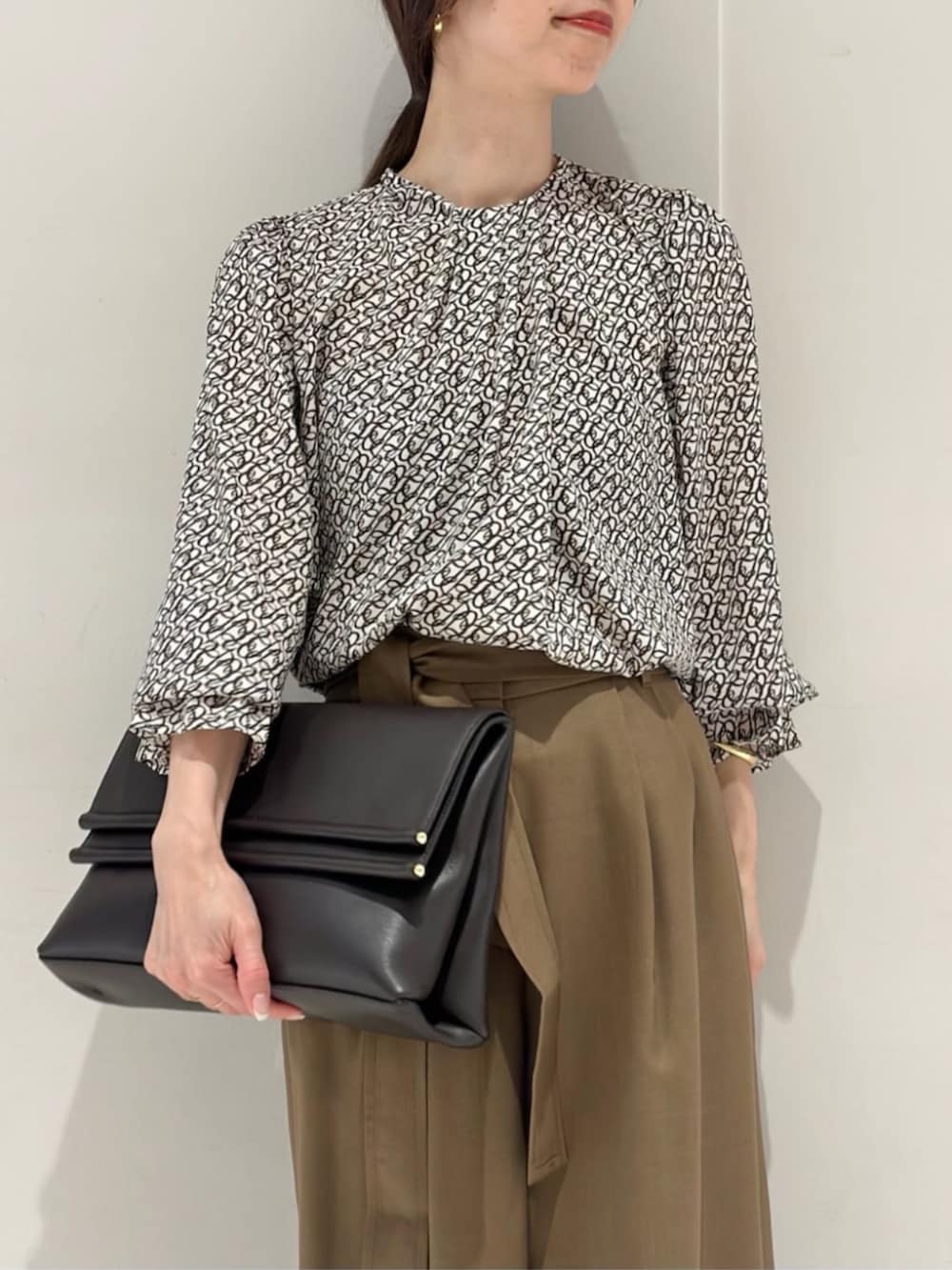 「TOMORROWLAND、トゥモローランド、ballsey、HENRI EN VARGO、WANDLER、ファーベスト、フェイクファー、ブラウス、柄ブラウス、ベルテッドパンツ」｜「HENRI EN VARGOのHENRI EN VARGO MONICA バックベルトパンプス（パンプス、レッド系）」を使った、Fukurono_TOMORROWLANDさん（レディース・153cm）の秋コーディネートの8枚目の写真