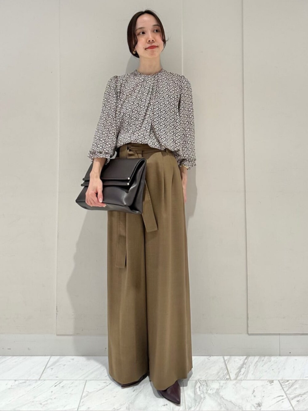 「TOMORROWLAND、トゥモローランド、ballsey、HENRI EN VARGO、WANDLER、ファーベスト、フェイクファー、ブラウス、柄ブラウス、ベルテッドパンツ」｜「HENRI EN VARGOのHENRI EN VARGO MONICA バックベルトパンプス（パンプス、レッド系）」を使った、Fukurono_TOMORROWLANDさん（レディース・153cm）の秋コーディネートの3枚目の写真