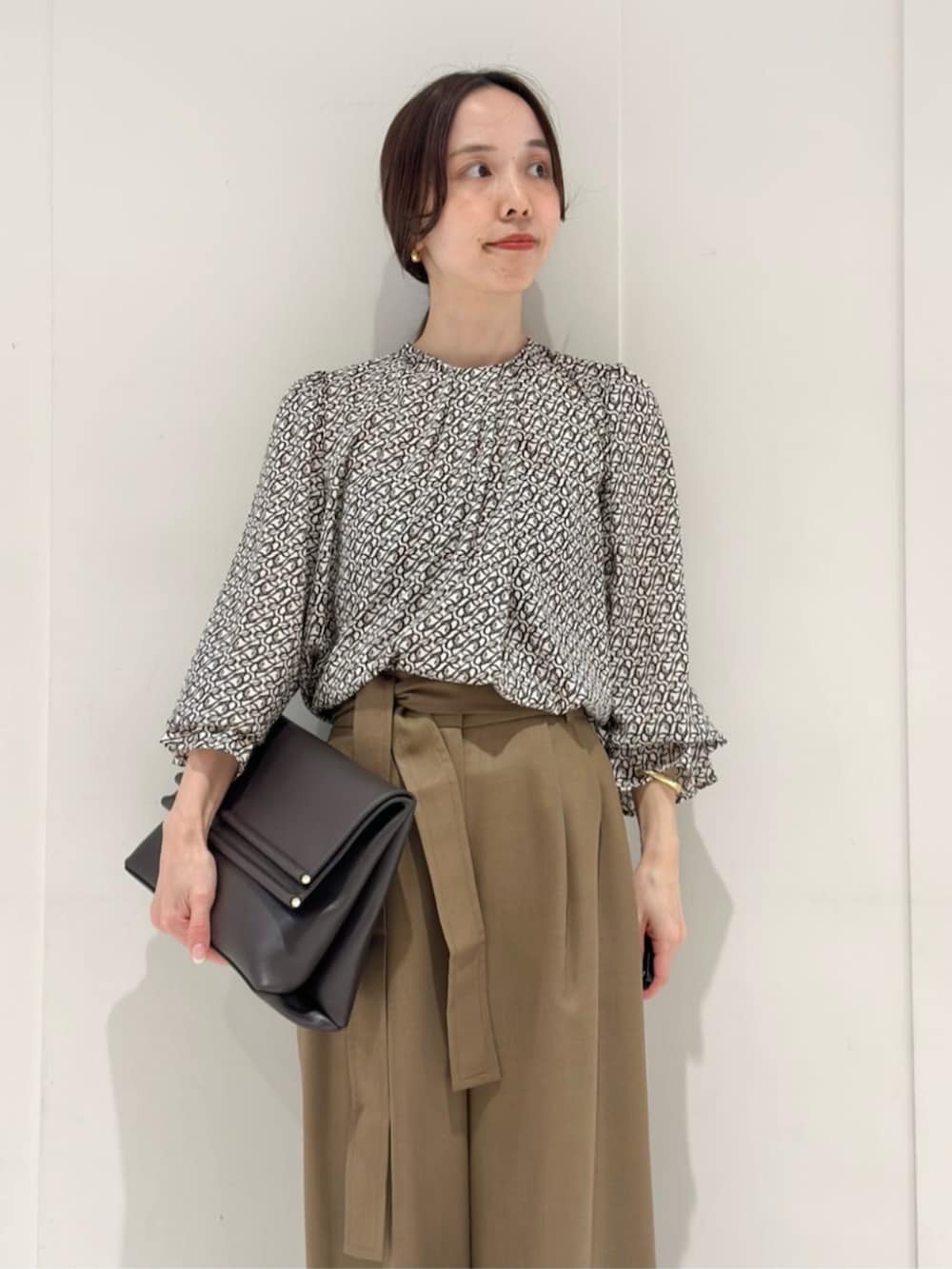 「TOMORROWLAND、トゥモローランド、ballsey、HENRI EN VARGO、WANDLER、ファーベスト、フェイクファー、ブラウス、柄ブラウス、ベルテッドパンツ」｜「HENRI EN VARGOのHENRI EN VARGO MONICA バックベルトパンプス（パンプス、レッド系）」を使った、Fukurono_TOMORROWLANDさん（レディース・153cm）の秋コーディネートの7枚目の写真