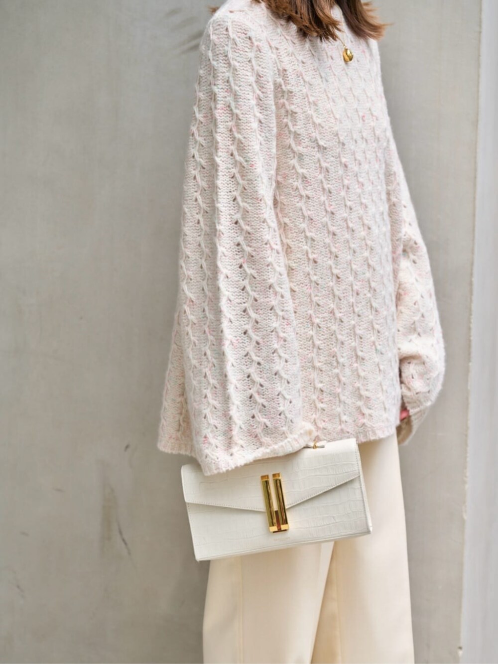 「TOMORROWLAND、トゥモローランド、ballsey、DeMEllier、pellico、カシミヤニット、ワントーンコーデ、大人カジュアル」｜「BALLSEYのライトカルゼ センタープレスストレートパンツ（その他パンツ、ベージュ系）」を使った、Fukurono_TOMORROWLANDさん（レディース・153cm）の秋コーディネートの5枚目の写真