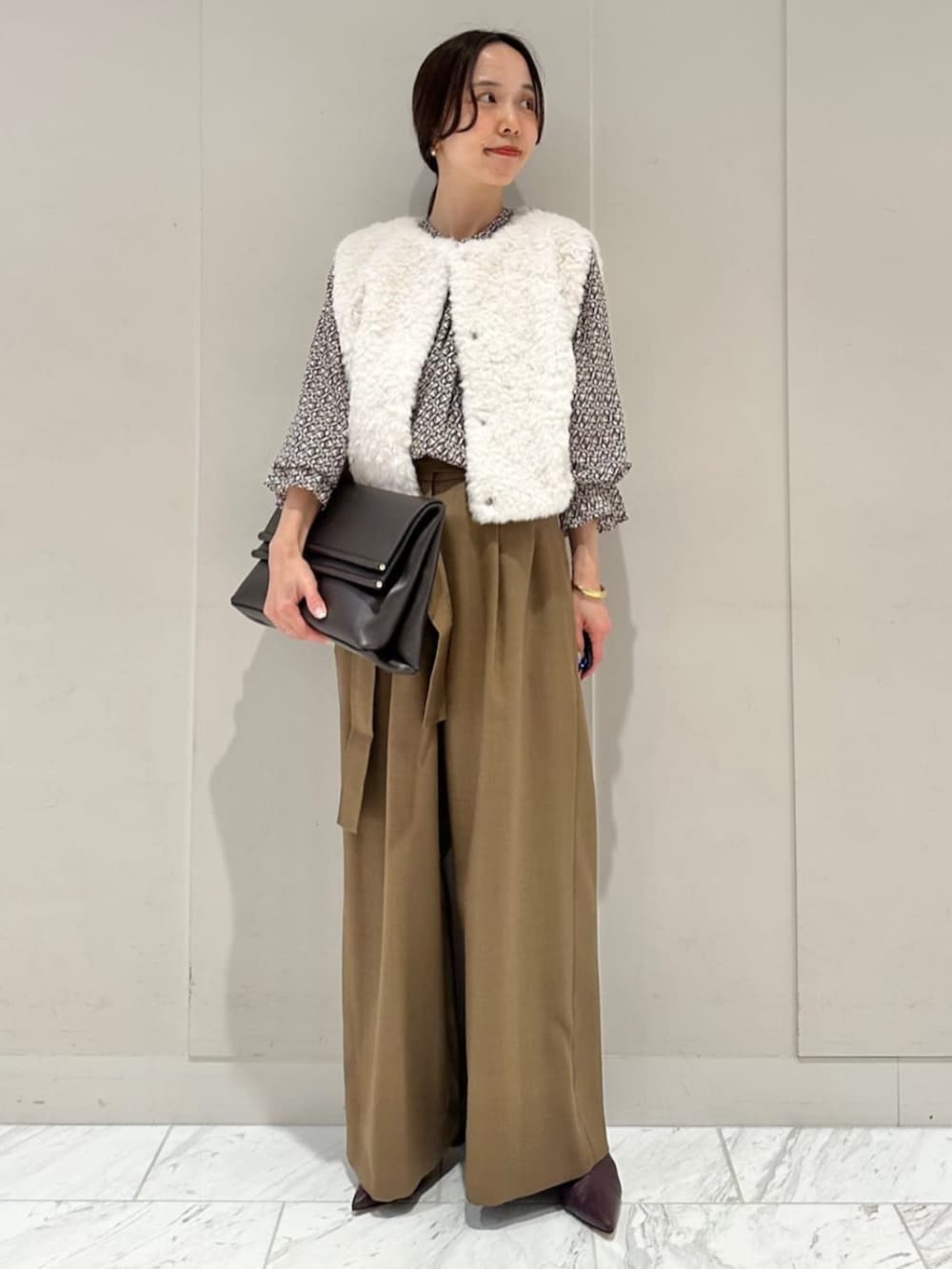 「TOMORROWLAND、トゥモローランド、ballsey、HENRI EN VARGO、WANDLER、ファーベスト、フェイクファー、ブラウス、柄ブラウス、ベルテッドパンツ」｜「HENRI EN VARGOのHENRI EN VARGO MONICA バックベルトパンプス（パンプス、レッド系）」を使った、Fukurono_TOMORROWLANDさん（レディース・153cm）の秋コーディネートの2枚目の写真