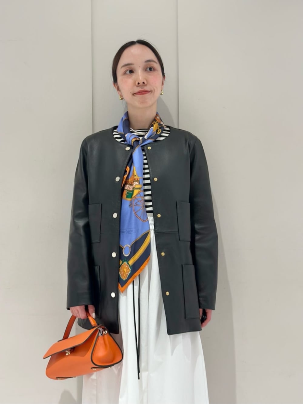 「TOMORROWLAND、トゥモローランド、MACPHEE、TOMORROWLAND collection、manipuri、別注、LORISTELLA、pippichic、ギャザースカート、ボーダートップス、大人カジュアル、デイリーカジュアル」｜「TOMORROWLAND collectionのコットンフライスボーダー ロングスリーブプルオーバー（Tシャツ/カットソー、ブラック系）」を使った、Fukurono_TOMORROWLANDさん（レディース・153cm）の春コーディネートの3枚目の写真