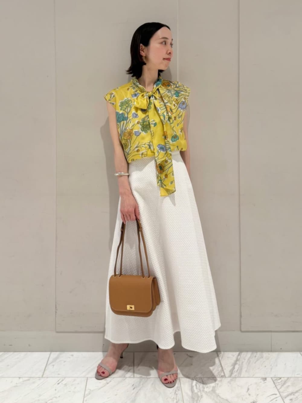 「TOMORROWLAND、トゥモローランド、ballsey、manipuri、NEBULONIE、BAR JEWELLERY、ブラウス、柄ブラウス、フラワープリント、イエロー、フレアスカート、別注、大人カジュアル」｜「BAR JEWELLERYのBAR Jewellery CONTOUR ゴールドピアス（ピアス（両耳用）、ゴールド系）」を使った、Fukurono_TOMORROWLANDさん（レディース・153cm）の春コーディネートの2枚目の写真