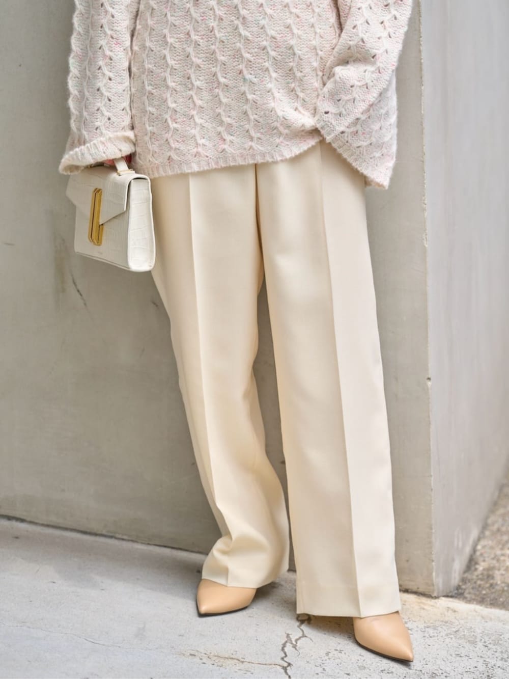 「TOMORROWLAND、トゥモローランド、ballsey、DeMEllier、pellico、カシミヤニット、ワントーンコーデ、大人カジュアル」｜「BALLSEYのライトカルゼ センタープレスストレートパンツ（その他パンツ、ベージュ系）」を使った、Fukurono_TOMORROWLANDさん（レディース・153cm）の秋コーディネートの9枚目の写真