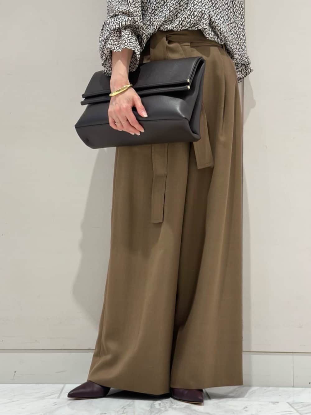 「TOMORROWLAND、トゥモローランド、ballsey、HENRI EN VARGO、WANDLER、ファーベスト、フェイクファー、ブラウス、柄ブラウス、ベルテッドパンツ」｜「HENRI EN VARGOのHENRI EN VARGO MONICA バックベルトパンプス（パンプス、レッド系）」を使った、Fukurono_TOMORROWLANDさん（レディース・153cm）の秋コーディネートの9枚目の写真