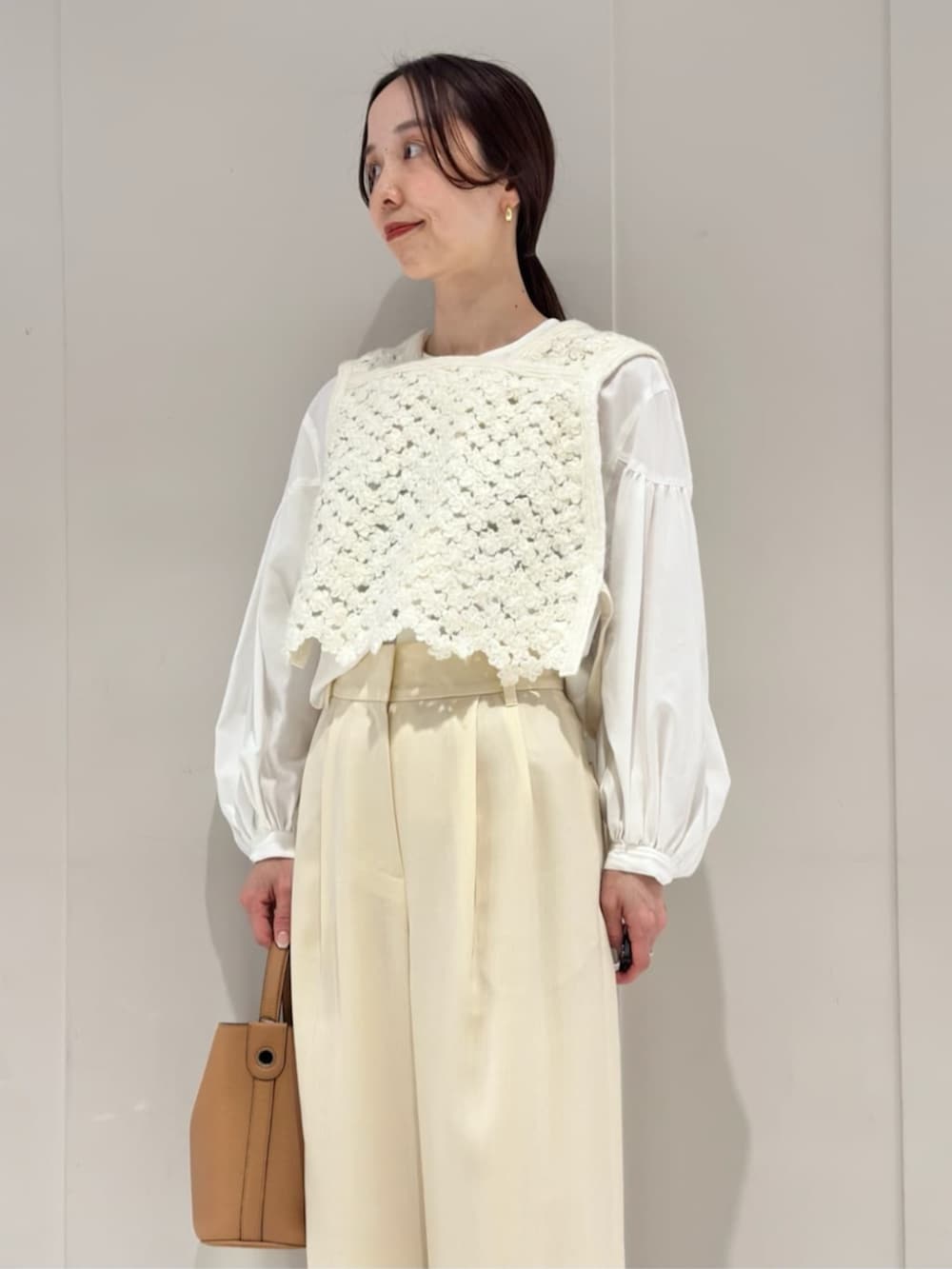 「トゥモローランド、TOMORROWLAND、ballsey、NEBULONIE、ニットベスト、ニットビスチェ、ギャザーブラウス、パフスリーブブラウス、タックパンツ、オールホワイト、ワントーンコーデ」｜「BALLSEYのライトカルゼ ベルテッドパンツ（スラックス、ベージュ系）」を使った、Fukurono_TOMORROWLANDさん（レディース・153cm）の秋コーディネートの3枚目の写真