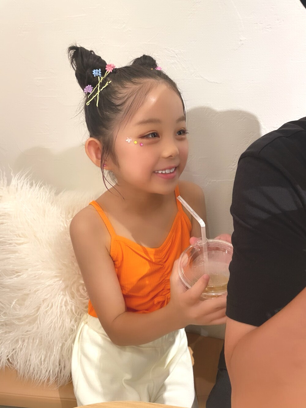 ホワイト系のその他パンツ、オレンジ系のキャミソールを着用したキッズの秋コーディネートの2枚目の写真