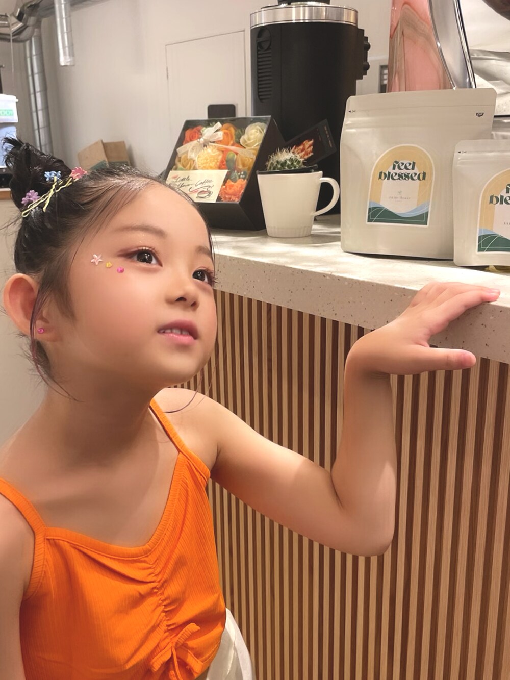 ホワイト系のその他パンツ、オレンジ系のキャミソールを着用したキッズの秋コーディネートの3枚目の写真