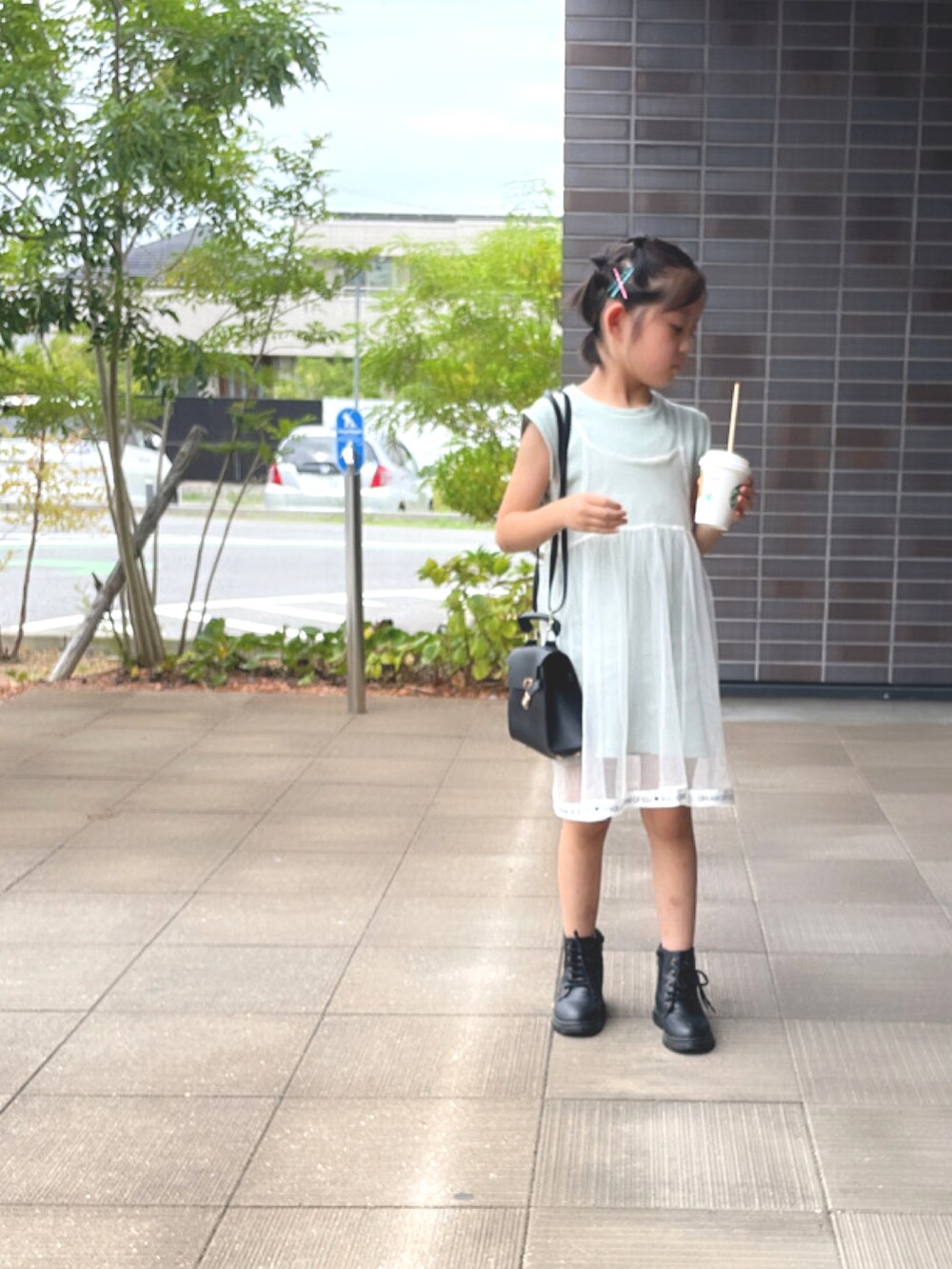 グリーン系のワンピース、グリーン系のワンピース/ドレスを着用したキッズの秋コーディネートの2枚目の写真