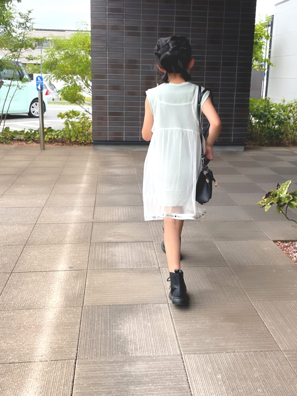 グリーン系のワンピース、グリーン系のワンピース/ドレスを着用したキッズの秋コーディネートの3枚目の写真