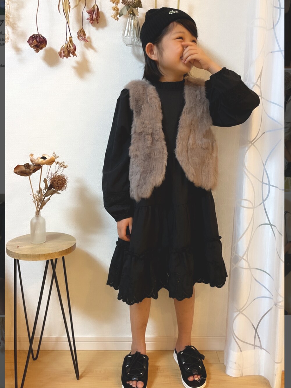 ブラック系のサンダル、ベージュ系のその他アウター、ブラック系のワンピースを着用したキッズの秋コーディネートの2枚目の写真