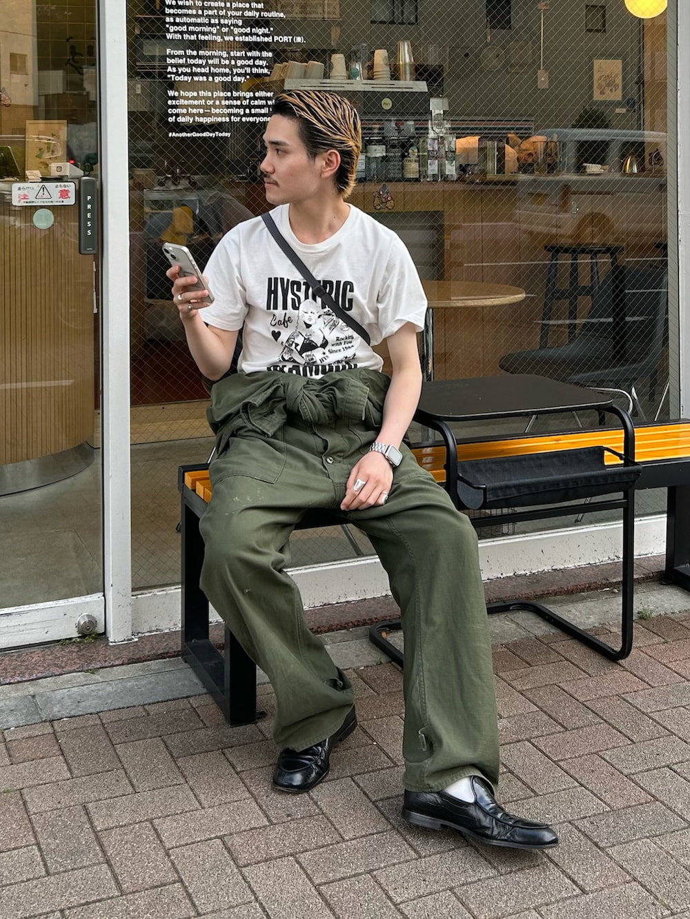 グレー系のボディバッグ/ウエストポーチ、ホワイト系のTシャツ/カットソーを着用したメンズの夏コーディネートの2枚目の写真