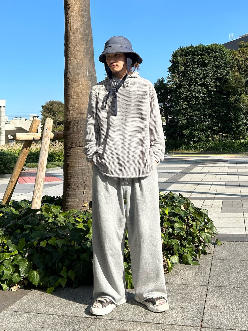 「グレー、古着、バケットハット、ニット、セットアップ、スニーカー、秋のコーデ、冬コーデ、今日のコーデ、いいね、save、フォローお願いします🤑、フォローミー、ワイドパンツ、スウェット、デニム、大人カジュアル」｜「SASQUATCHfabrix.のDENIM EARMUFF HAT（ハット、ブルー系）」を使った、ちぇるすけさん（メンズ・172cm）の秋コーディネートの2枚目の写真