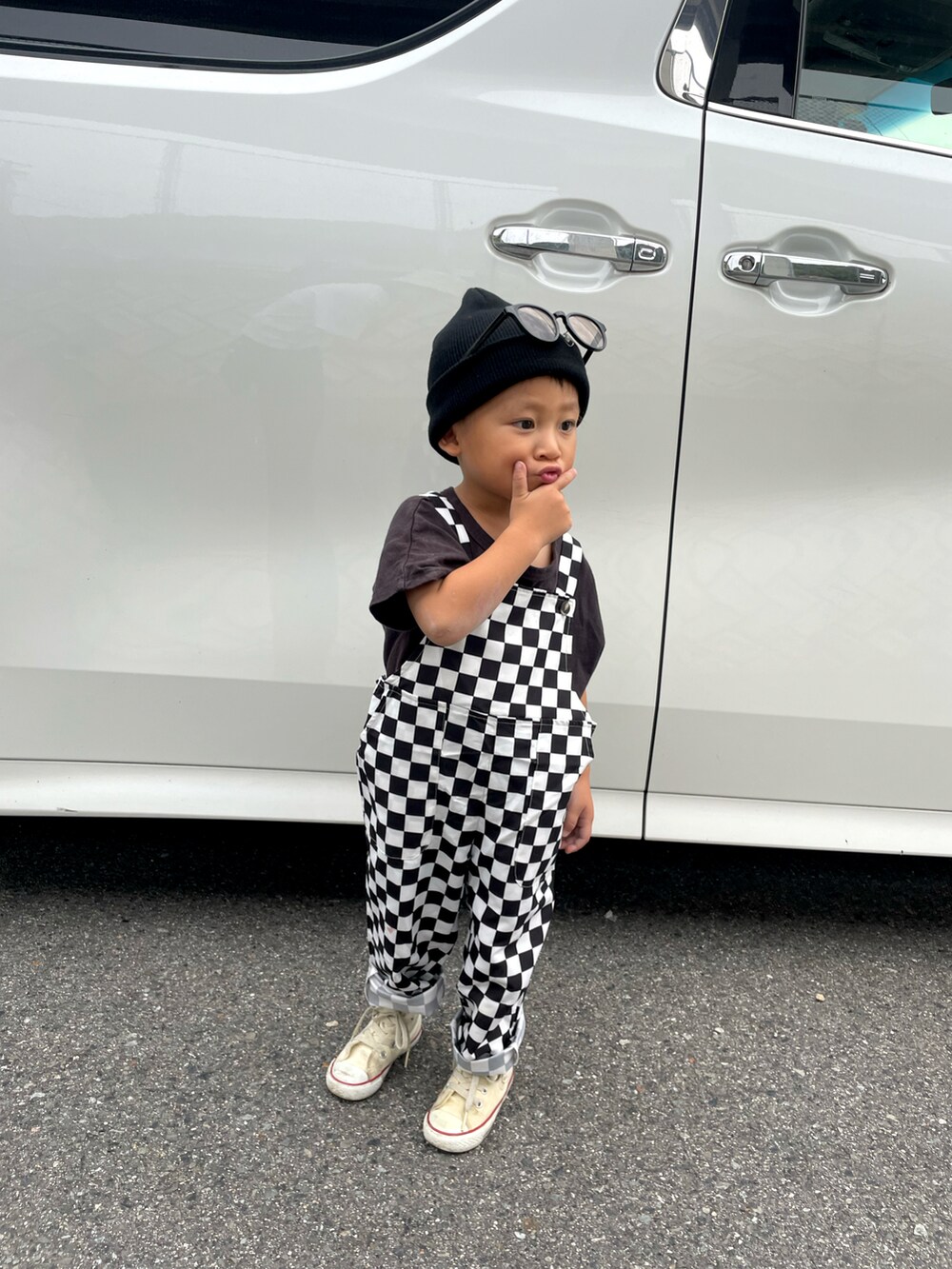 ホワイト系のオールインワン・サロペット、ブラック系のトップス、ホワイト系のスニーカーを着用したキッズの秋コーディネートの2枚目の写真