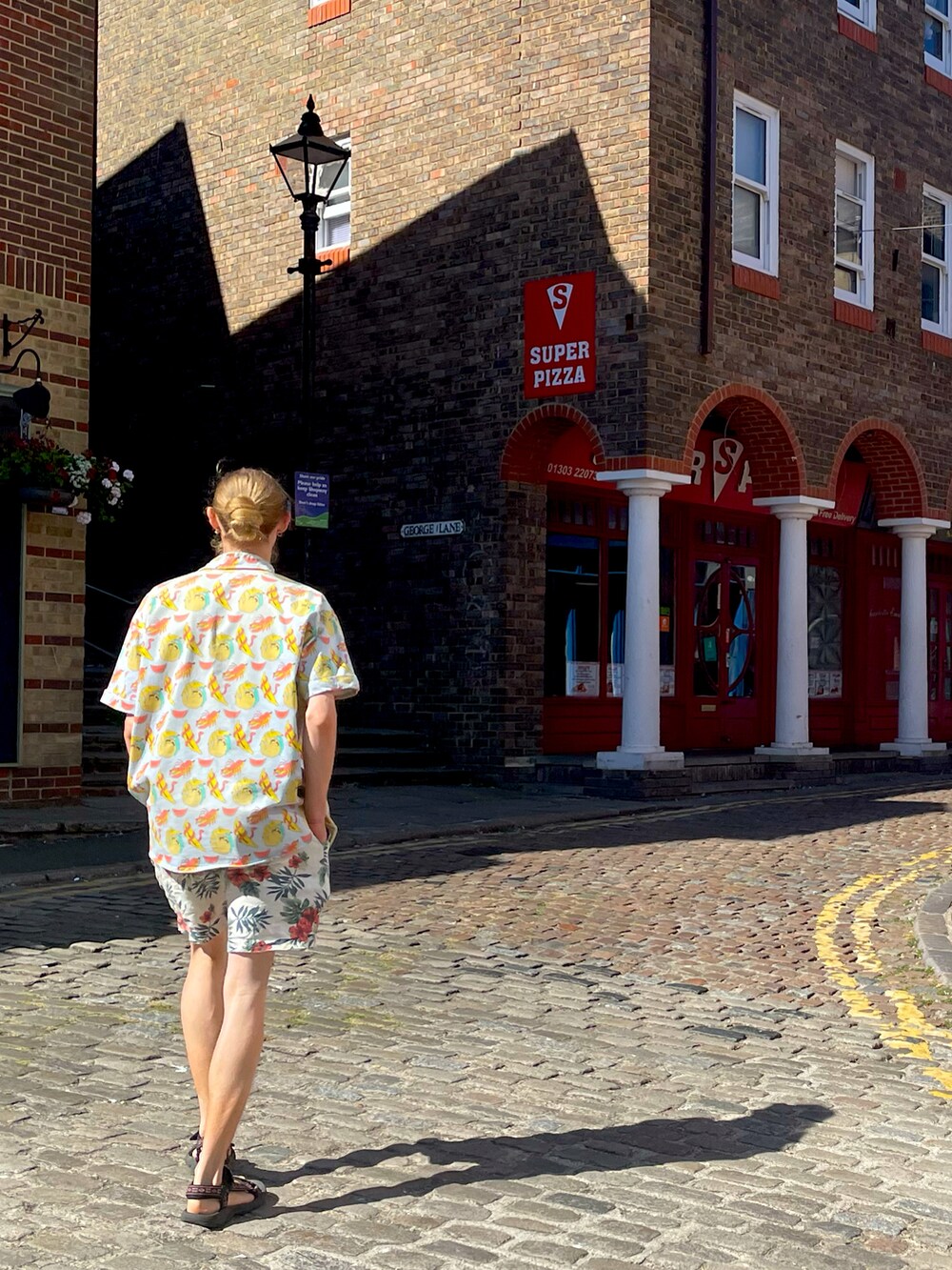 ブルー系のシャツ/ブラウス、ホワイト系のTシャツ/カットソー、パープル系のサンダルを着用したメンズの秋コーディネートの2枚目の写真