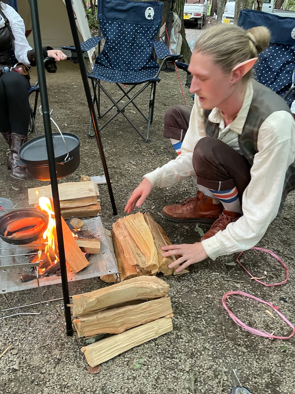 グリーン系のベスト、ベージュ系のシャツ/ブラウス、グレー系のチノパンツを着用したメンズの秋コーディネートの2枚目の写真