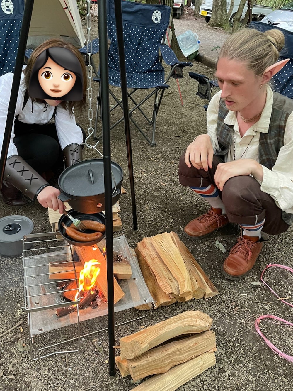 グリーン系のベスト、ベージュ系のシャツ/ブラウス、グレー系のチノパンツを着用したメンズの秋コーディネートの3枚目の写真