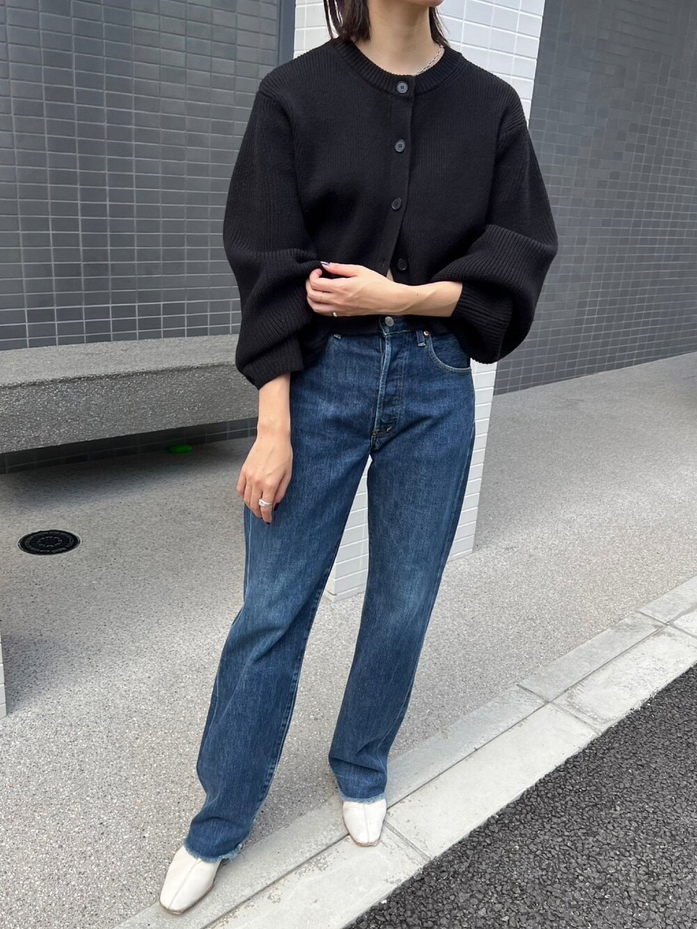 ブラック系のカーディガン/ボレロを着用したレディースの秋コーディネートの2枚目の写真