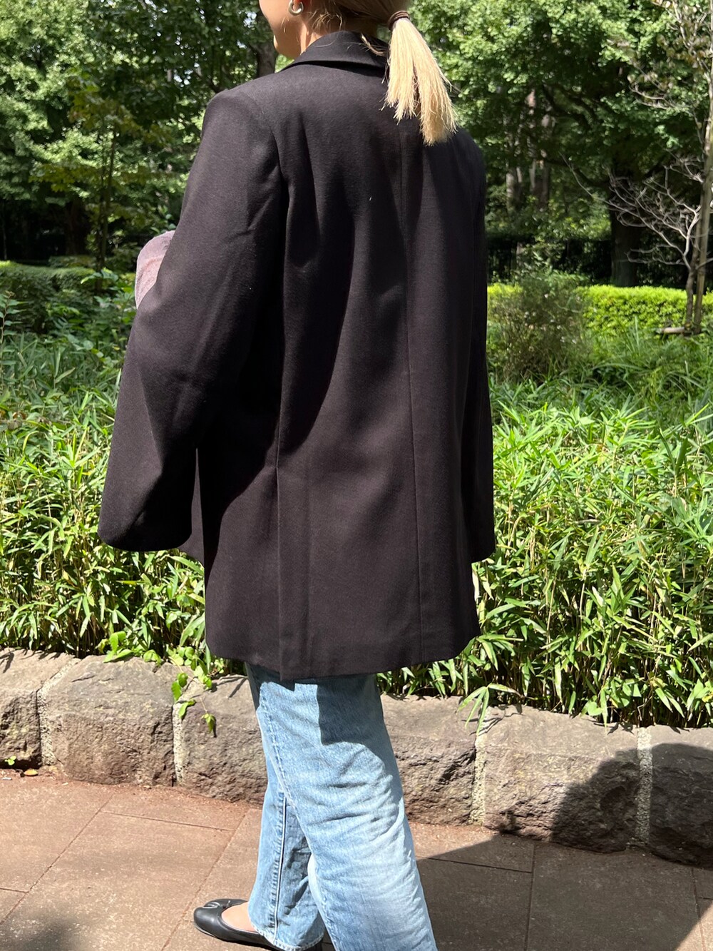 ブラック系のテーラードジャケットを着用したレディースの秋コーディネートの4枚目の写真