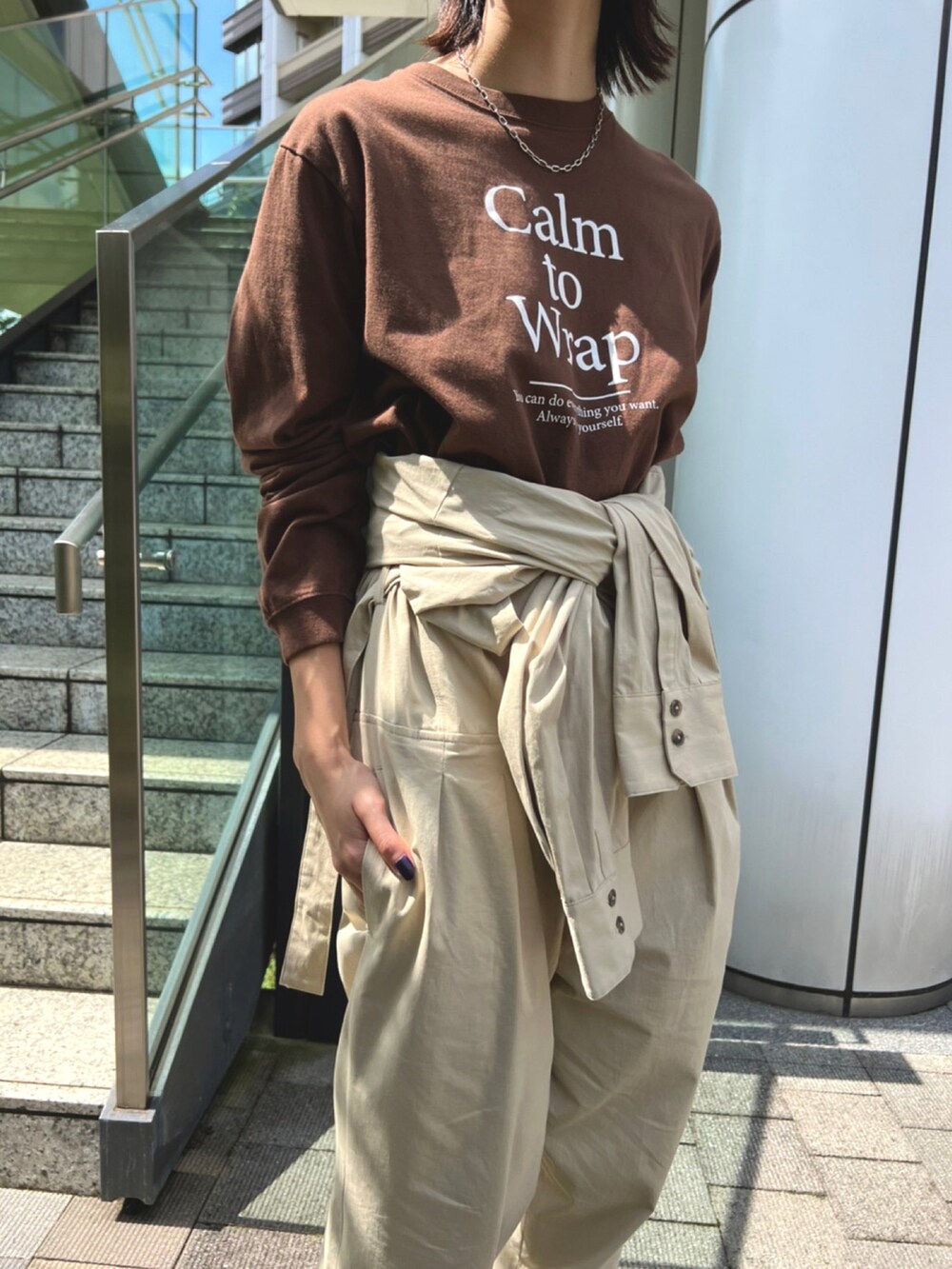 ブラウン系のTシャツ/カットソーを着用したレディースの秋コーディネートの2枚目の写真