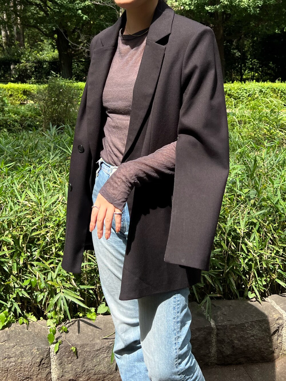 ブラック系のテーラードジャケットを着用したレディースの秋コーディネートの2枚目の写真