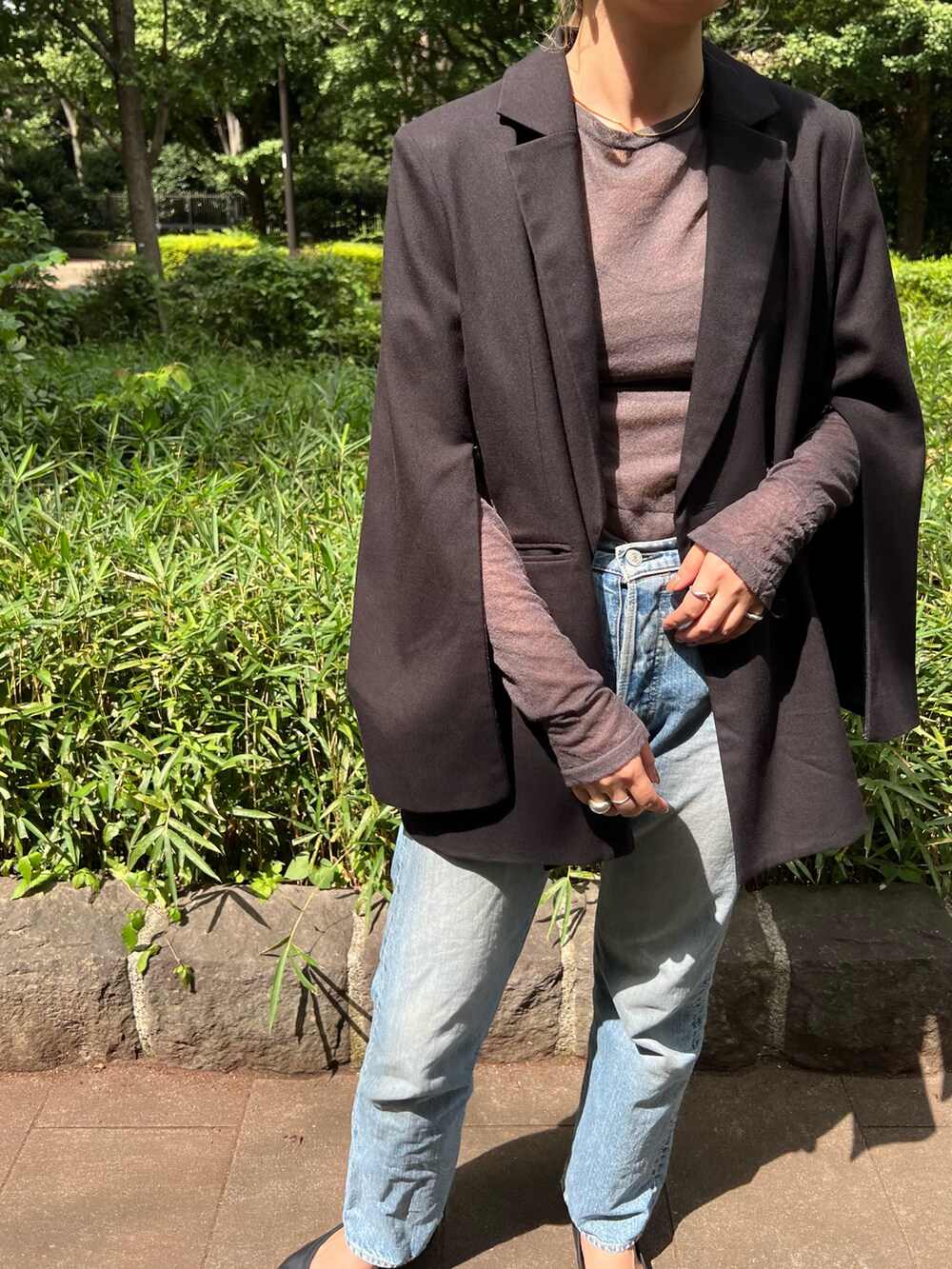 ブラック系のテーラードジャケットを着用したレディースの秋コーディネートの3枚目の写真