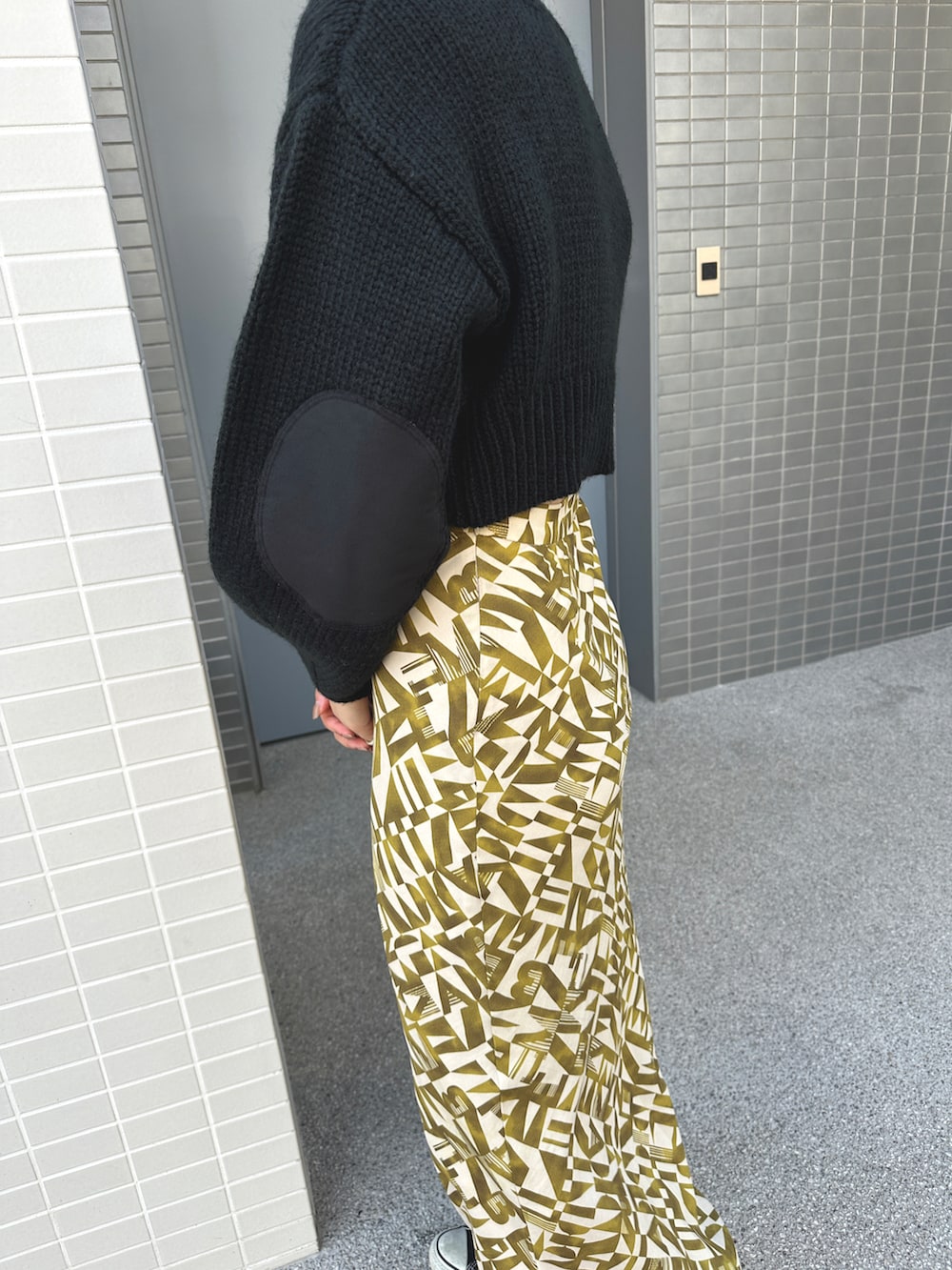 ブラック系のニット/セーターを着用したレディースの秋コーディネートの3枚目の写真