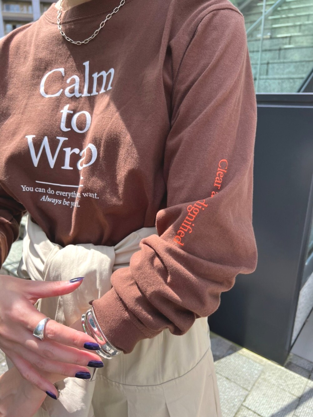 ブラウン系のTシャツ/カットソーを着用したレディースの秋コーディネートの3枚目の写真