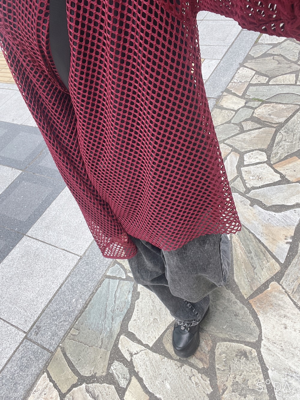 ブラック系のデニムパンツ、レッド系のTシャツ/カットソー、ブラック系のTシャツ/カットソーを着用したメンズの春コーディネートの2枚目の写真