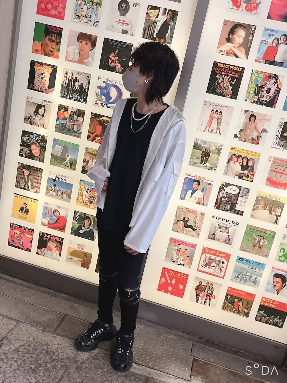 ブラック系のTシャツ/カットソー、ホワイト系のその他アウター、ブラック系のスニーカーを着用したメンズの春コーディネートの2枚目の写真
