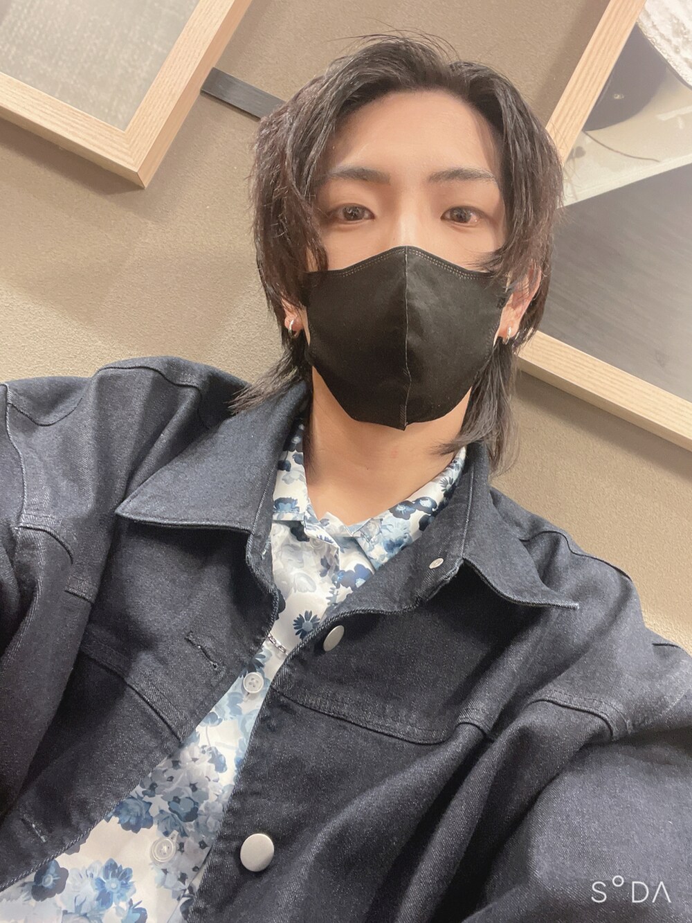 「メンズコーデ、シンプルスタイル、服好きな人と繋がりたい、adrer、いいね、save、フォローお願いします🤑」｜「ADRERの【ADRER】ウォッシャブルフレアデニムパンツ（デニムパンツ、ブルー系）」を使った、y氏さん（メンズ・168cm）の春コーディネートの2枚目の写真