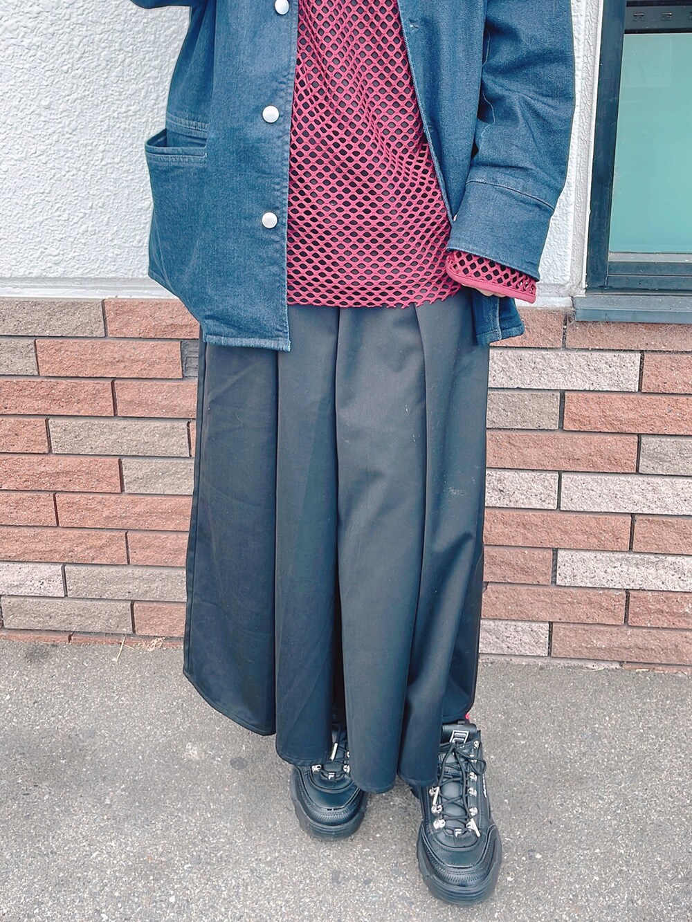 「春服デビュー宣言、メンズコーデ、ビックシルエット」｜「ADRERのcomfortable mesh high stretch big pullover/コンフォータブルメッシュハイストレッチビックプルオーバー（Tシャツ/カットソー、レッド系）」を使った、y氏さん（メンズ・168cm）の春コーディネートの2枚目の写真
