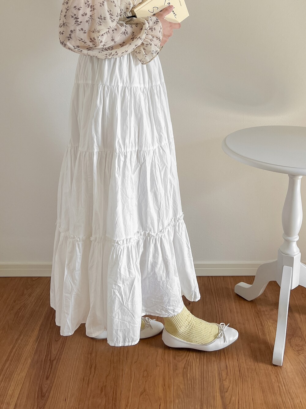 ホワイト系のスカートを着用したレディースの秋コーディネートの2枚目の写真