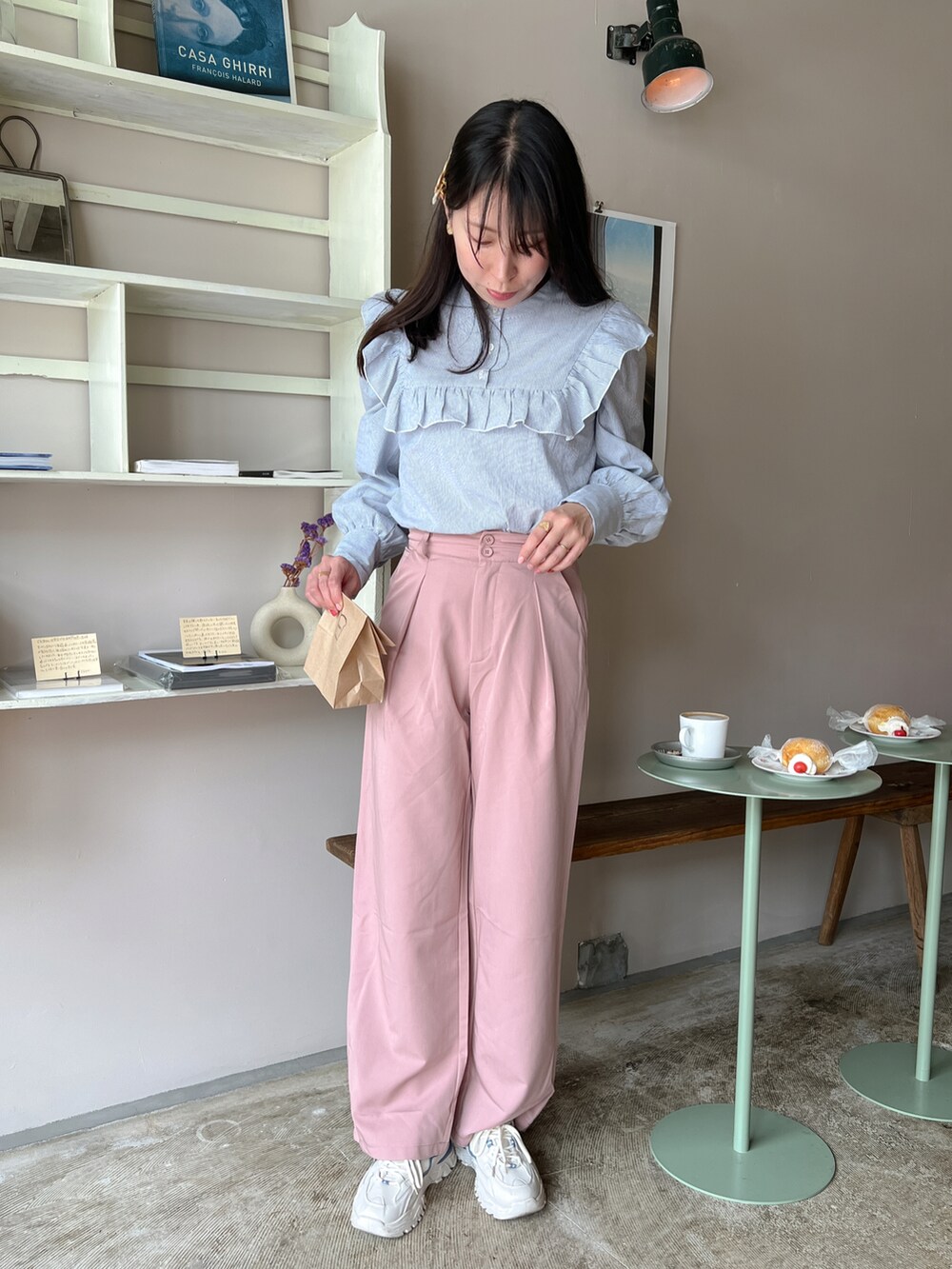 ブルー系のシャツ/ブラウスを着用したレディースの春コーディネートの2枚目の写真