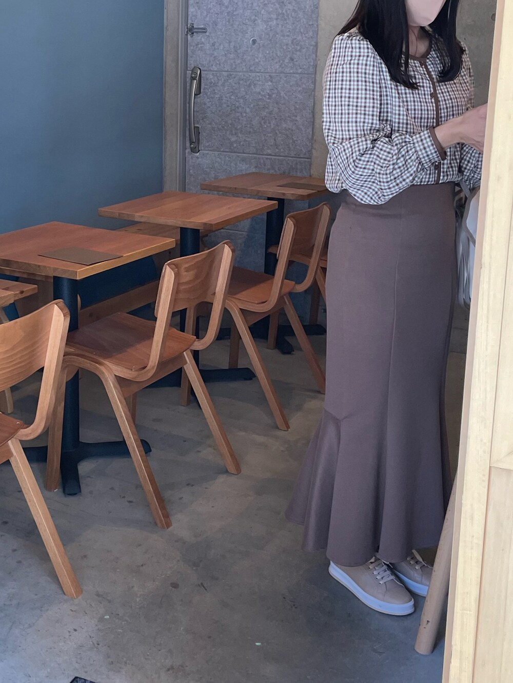 ブラウン系のシャツ/ブラウス、ブラウン系のスカートを着用したレディースの秋コーディネートの2枚目の写真