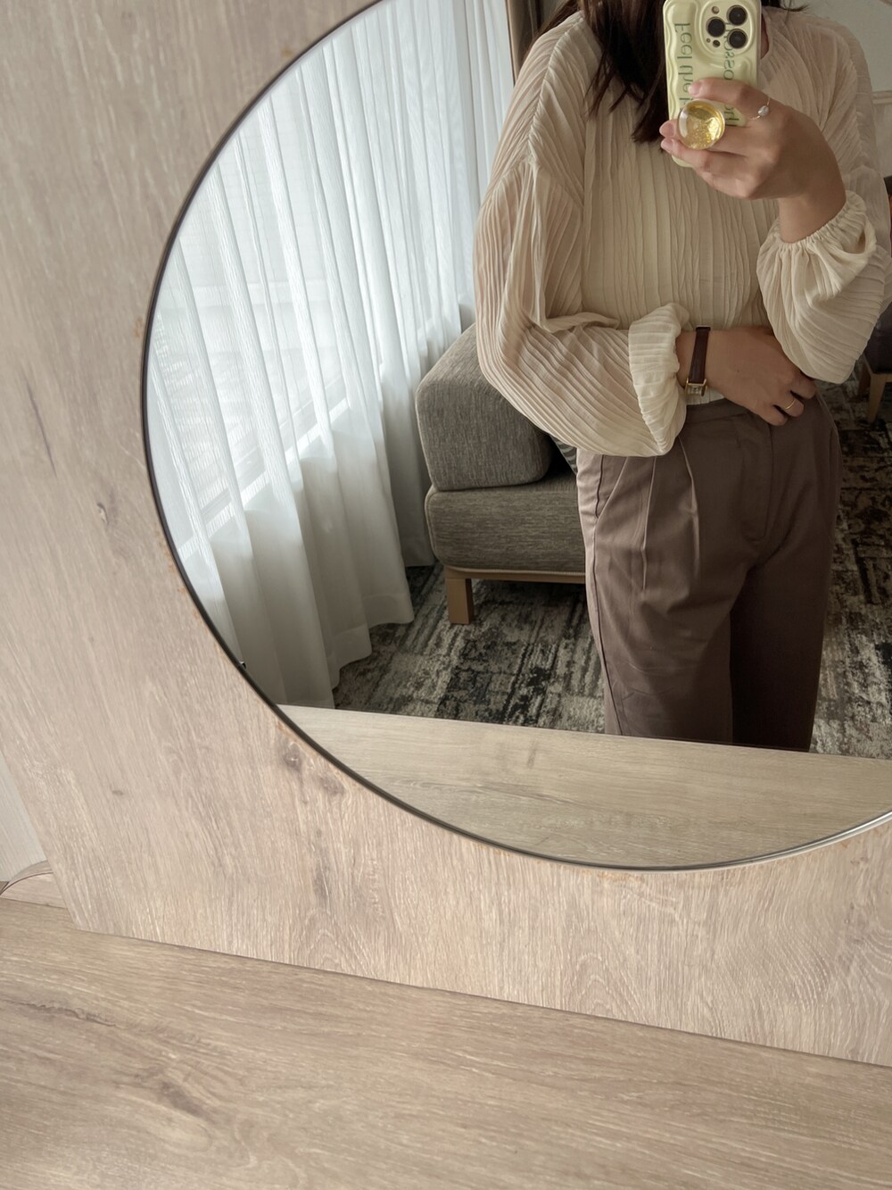 ホワイト系のシャツ/ブラウス、ブラウン系のスラックスを着用したレディースの夏コーディネートの2枚目の写真