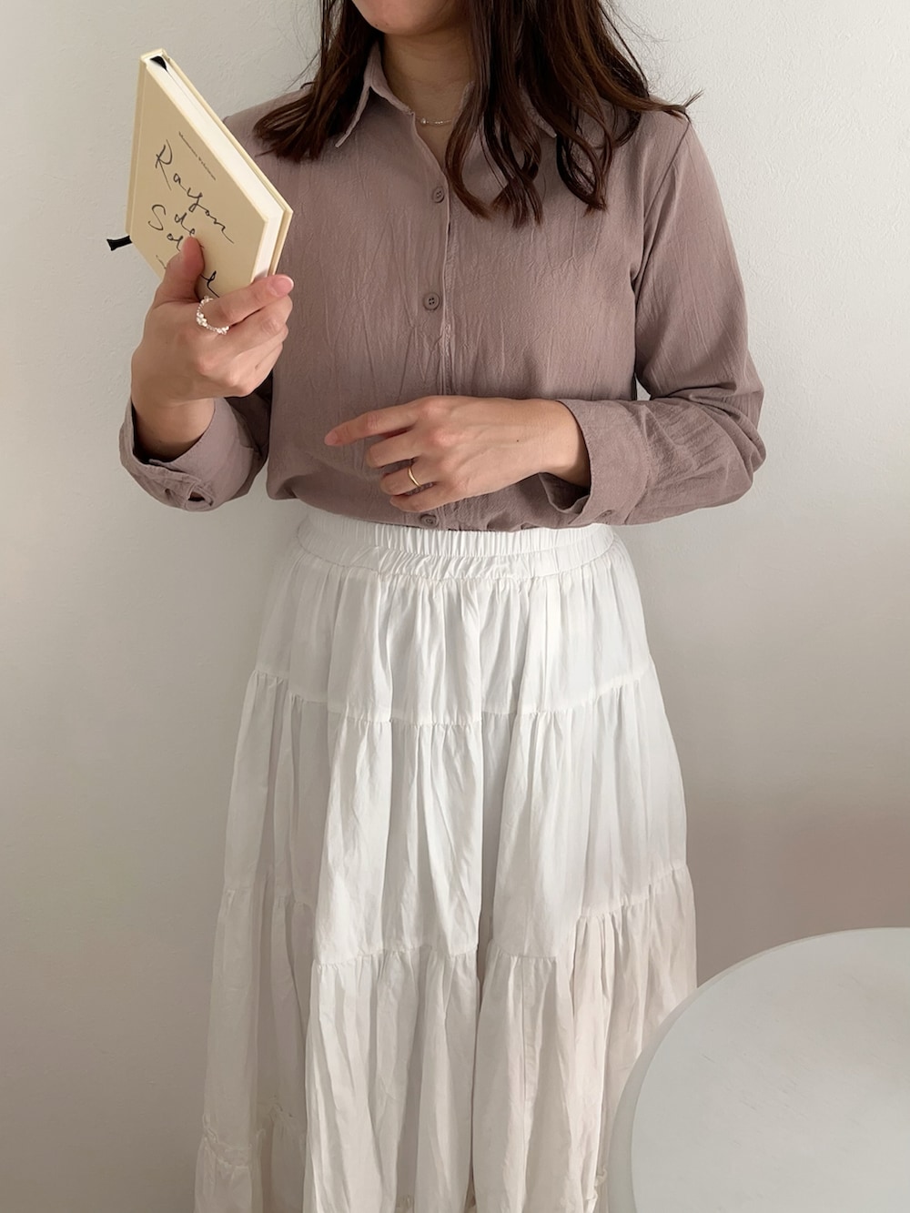 ベージュ系のシャツ/ブラウス、ホワイト系のスカートを着用したレディースの秋コーディネートの3枚目の写真