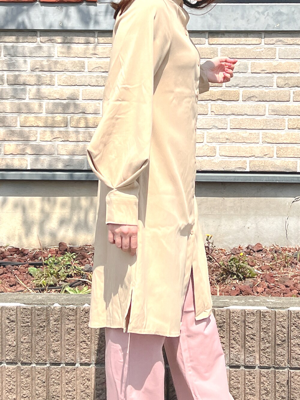 ベージュ系のシャツ/ブラウスを着用したレディースの春コーディネートの2枚目の写真