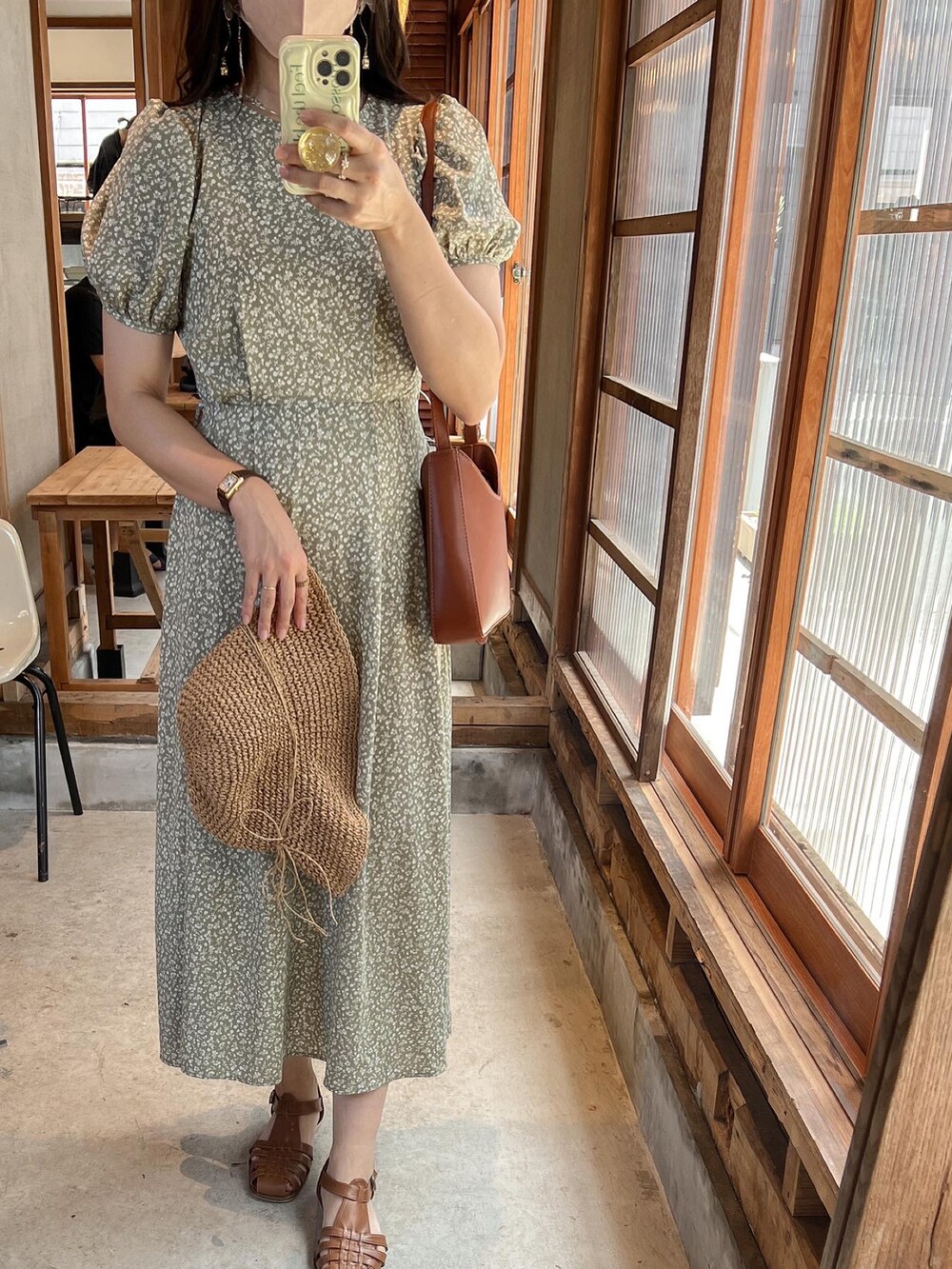 グリーン系のワンピース、ブラウン系のショルダーバッグを着用したレディースの夏コーディネートの2枚目の写真