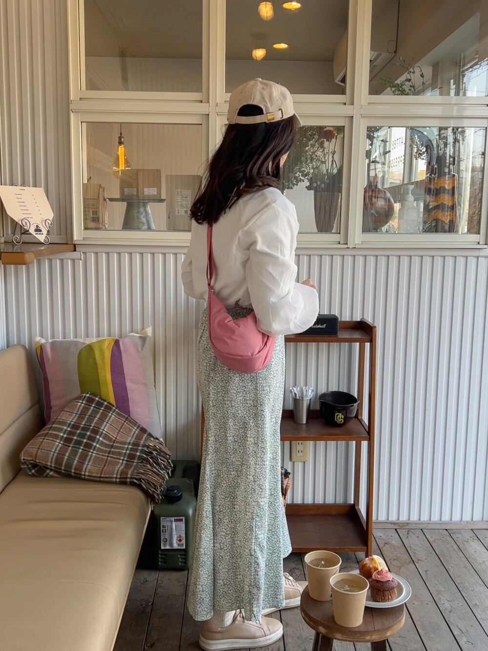 ホワイト系のTシャツ/カットソーを着用したレディースの春コーディネートの2枚目の写真