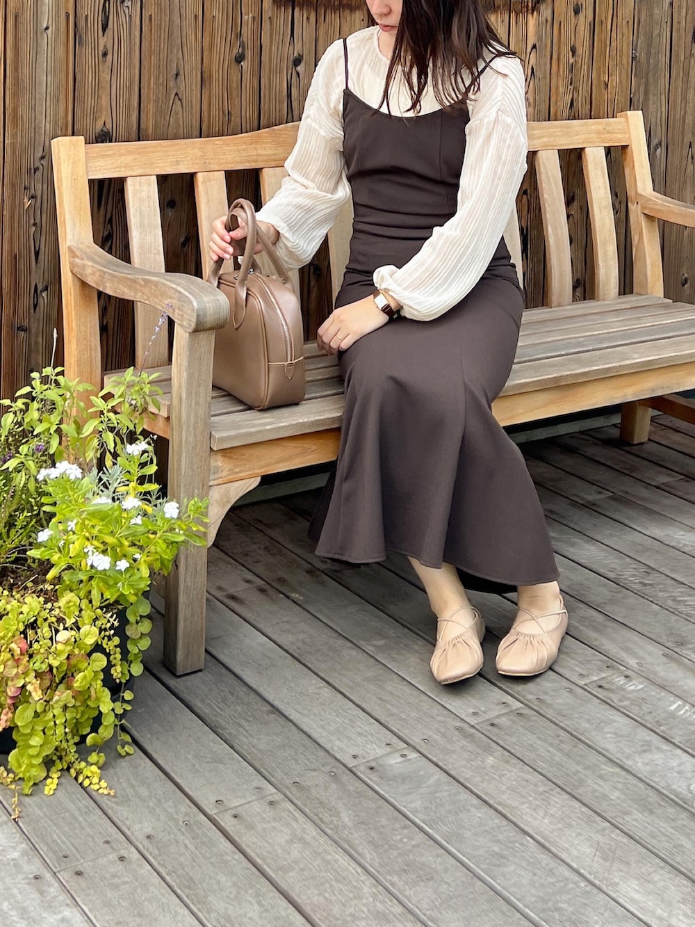 ホワイト系のシャツ/ブラウス、ブラウン系のワンピースを着用したレディースの夏コーディネートの4枚目の写真