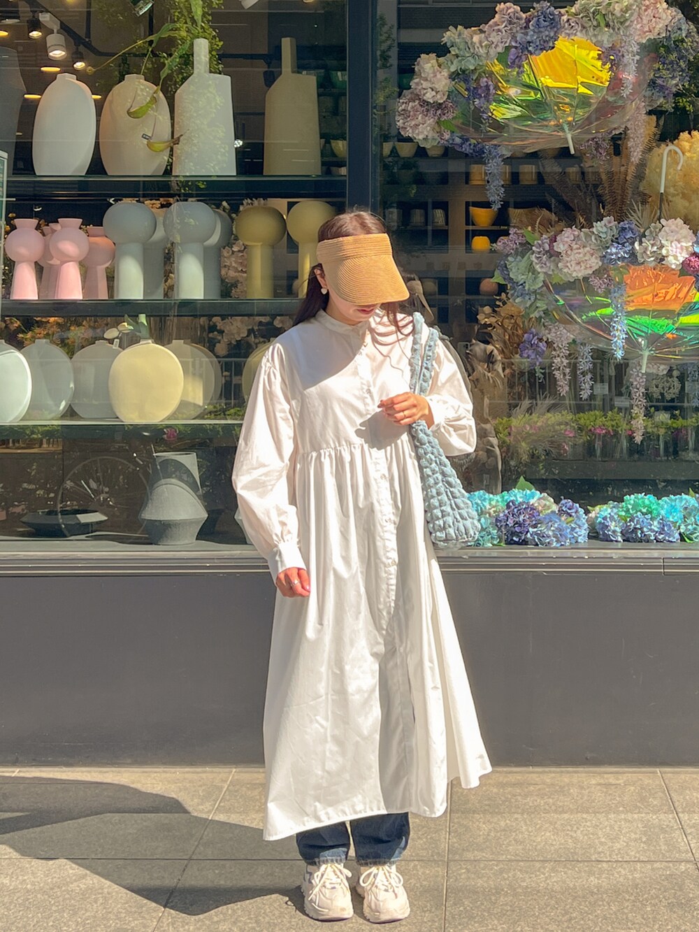 ブルー系のトートバッグを着用したレディースの春コーディネートの3枚目の写真