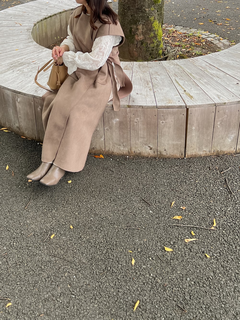 ベージュ系のバッグ、ベージュ系のベストを着用したレディースの秋コーディネートの2枚目の写真