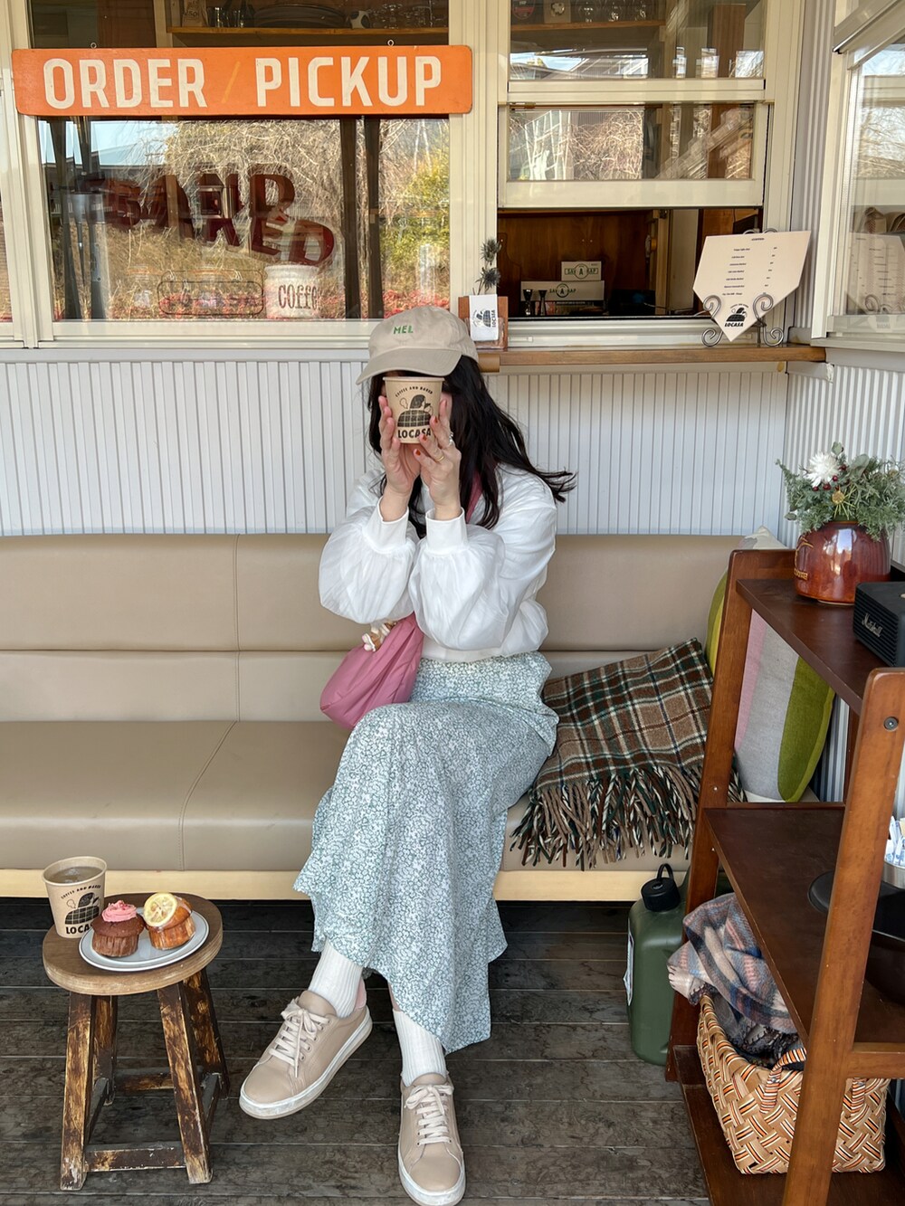 ホワイト系のTシャツ/カットソーを着用したレディースの春コーディネートの3枚目の写真