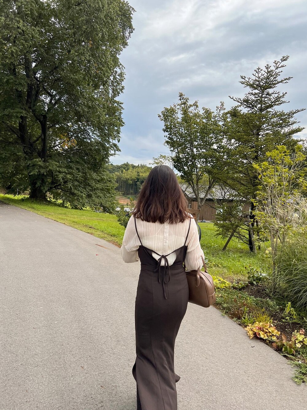 ホワイト系のシャツ/ブラウス、ブラウン系のワンピースを着用したレディースの夏コーディネートの3枚目の写真