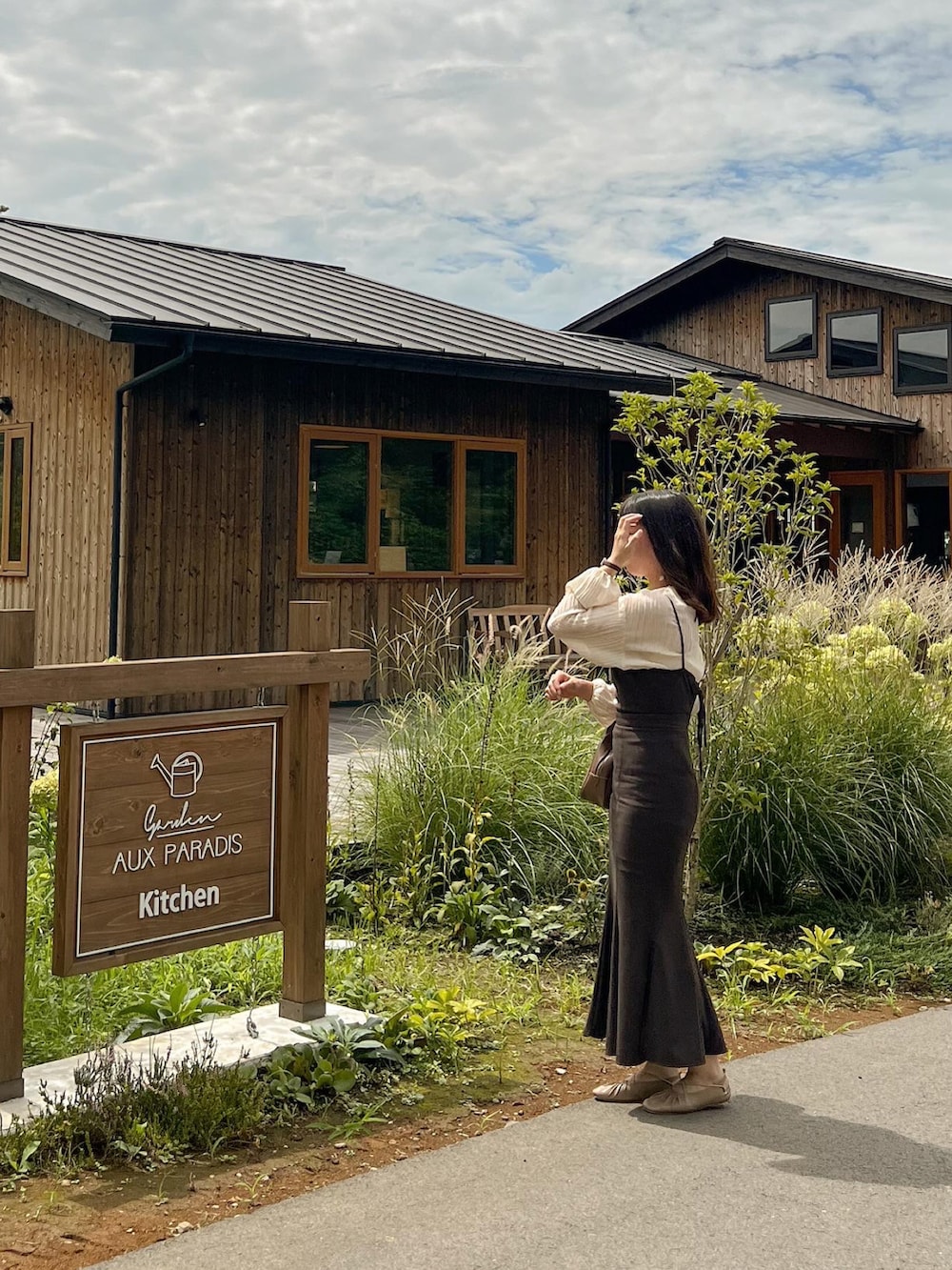 ホワイト系のシャツ/ブラウス、ブラウン系のワンピースを着用したレディースの夏コーディネートの2枚目の写真