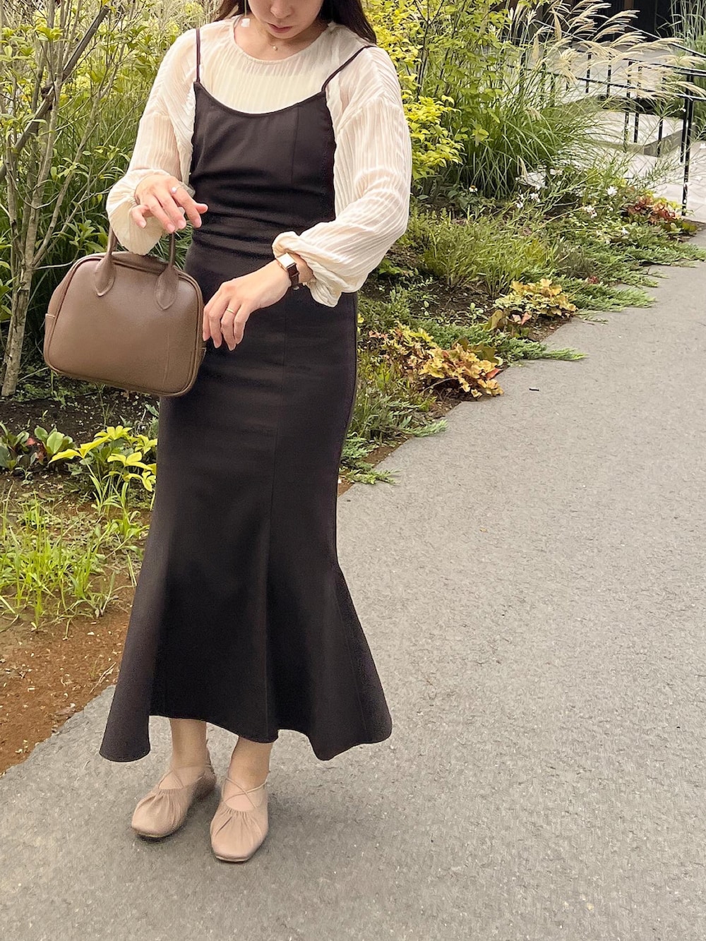 ホワイト系のシャツ/ブラウス、ブラウン系のワンピースを着用したレディースの夏コーディネートの5枚目の写真